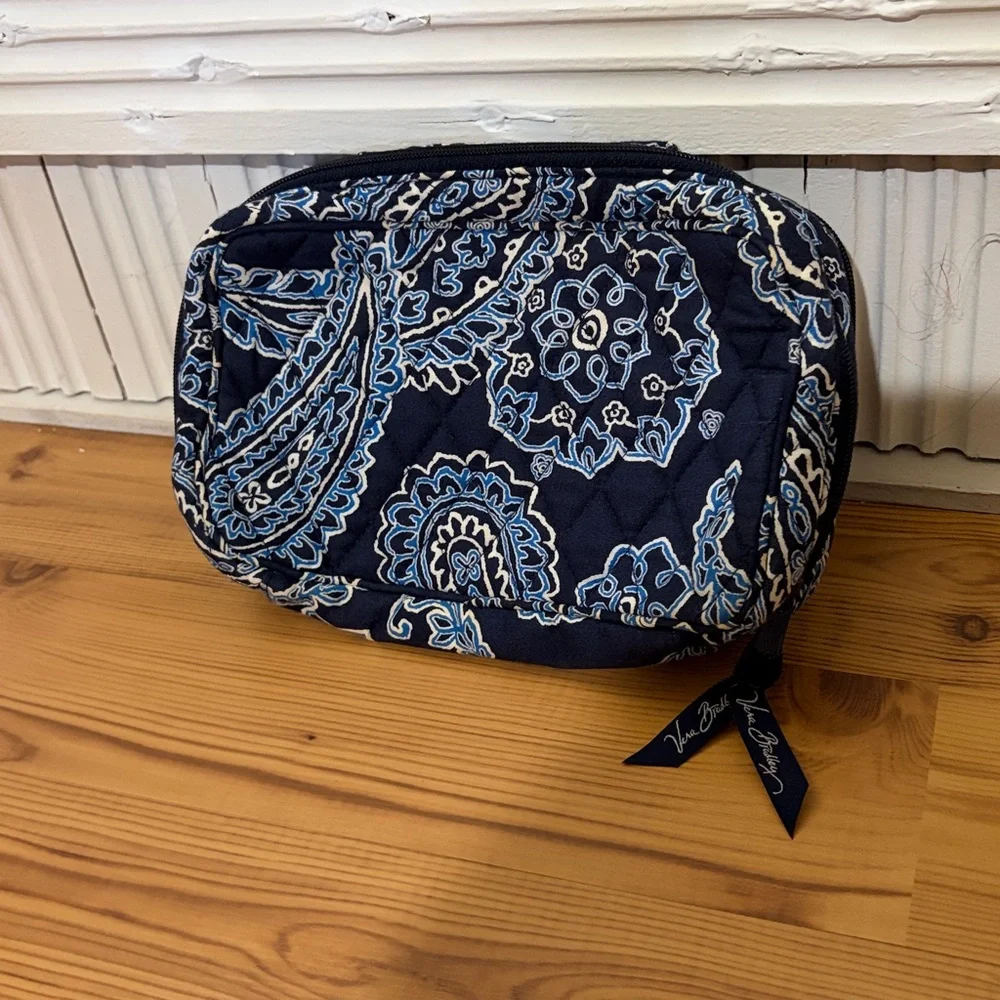 Vera Bradley blue bandana blush and brush case